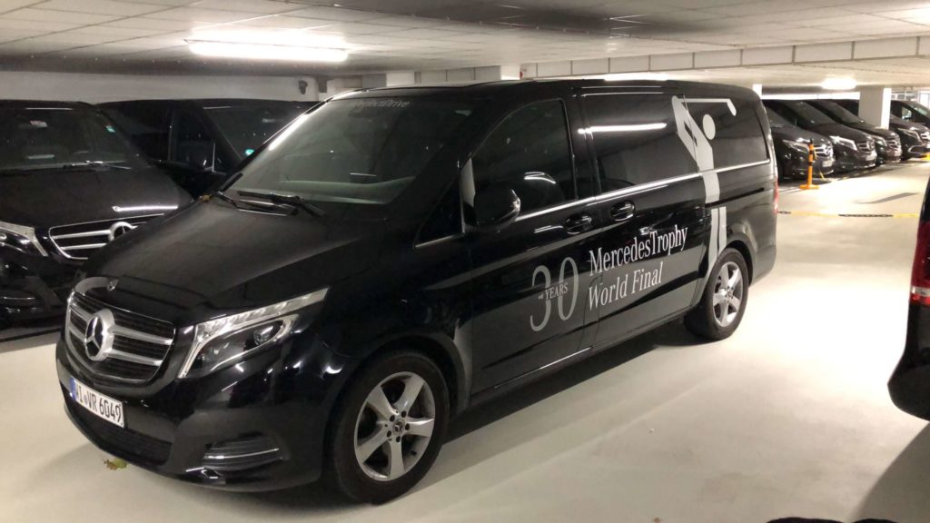 Ein schwarzes Mercedes Van mit einer Autobeschriftung.