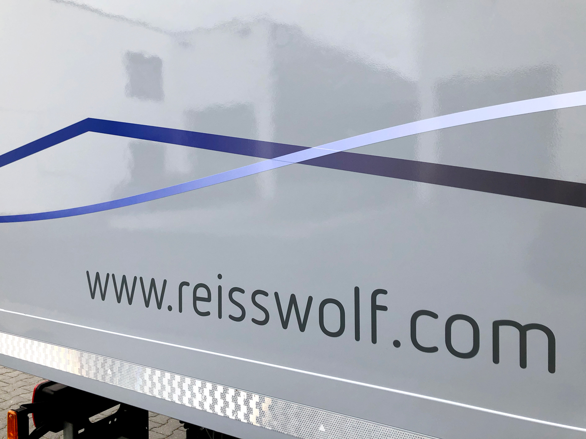 Fahrzeugbeschriftung auf einem 18-Tonner LKWs der Firma Reisswolf.
